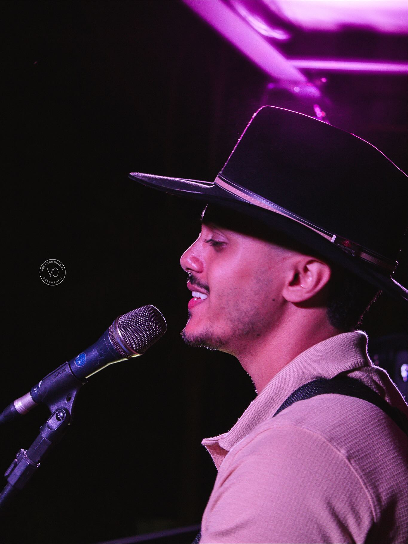 Cantor sertanejo no palco
